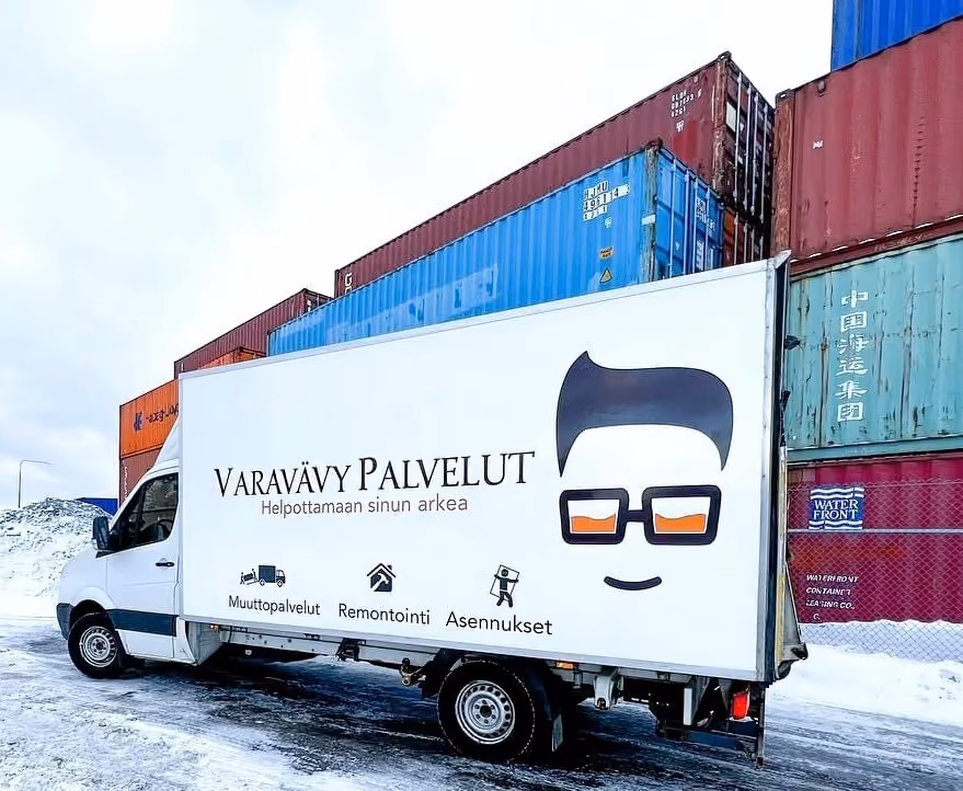 Varavävys flyttbil framför sjöcontainrar på vintern